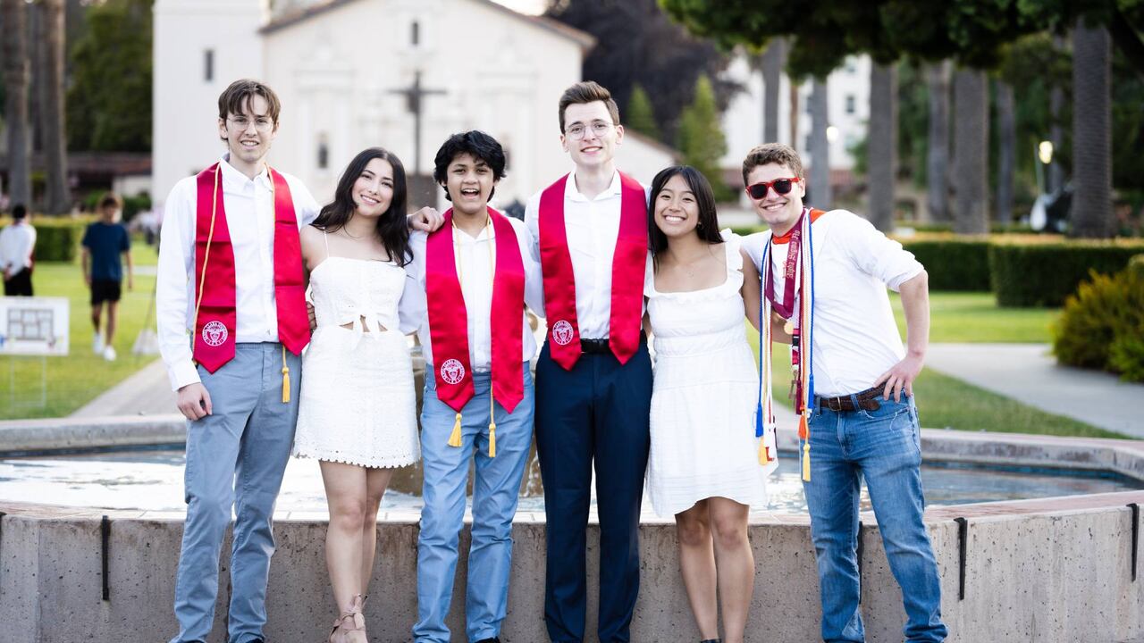 Kairan Quazi, tercero de izquierda a derecha en la imagen, hará parte del equipo de SpaceX como ingeniero de software y habló con SEMANA sobre este reto.