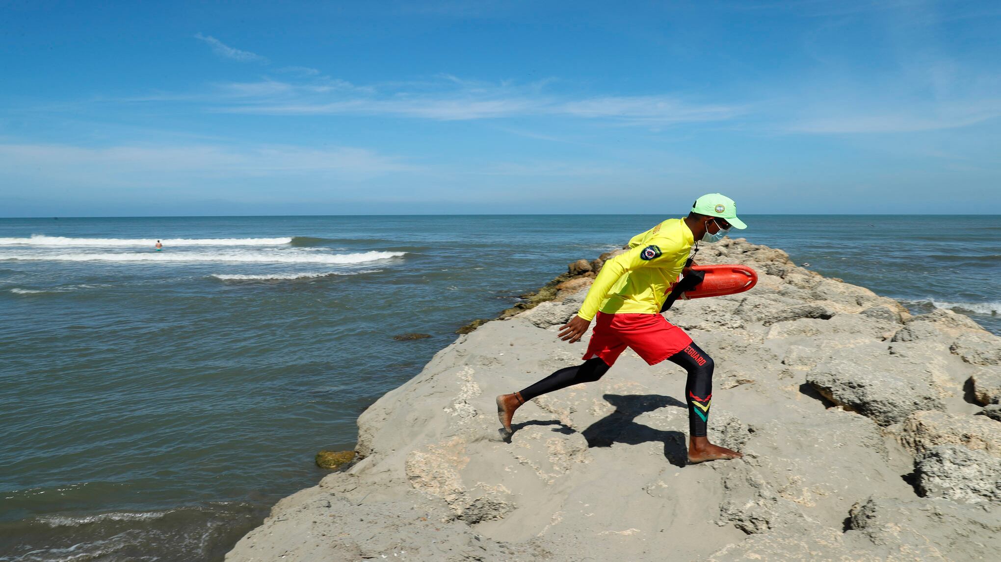 Javier García, Salvavidas de la playa de Cartagena. Enero 10 del 2021
Foto Guillermo Torres Reina / Semana