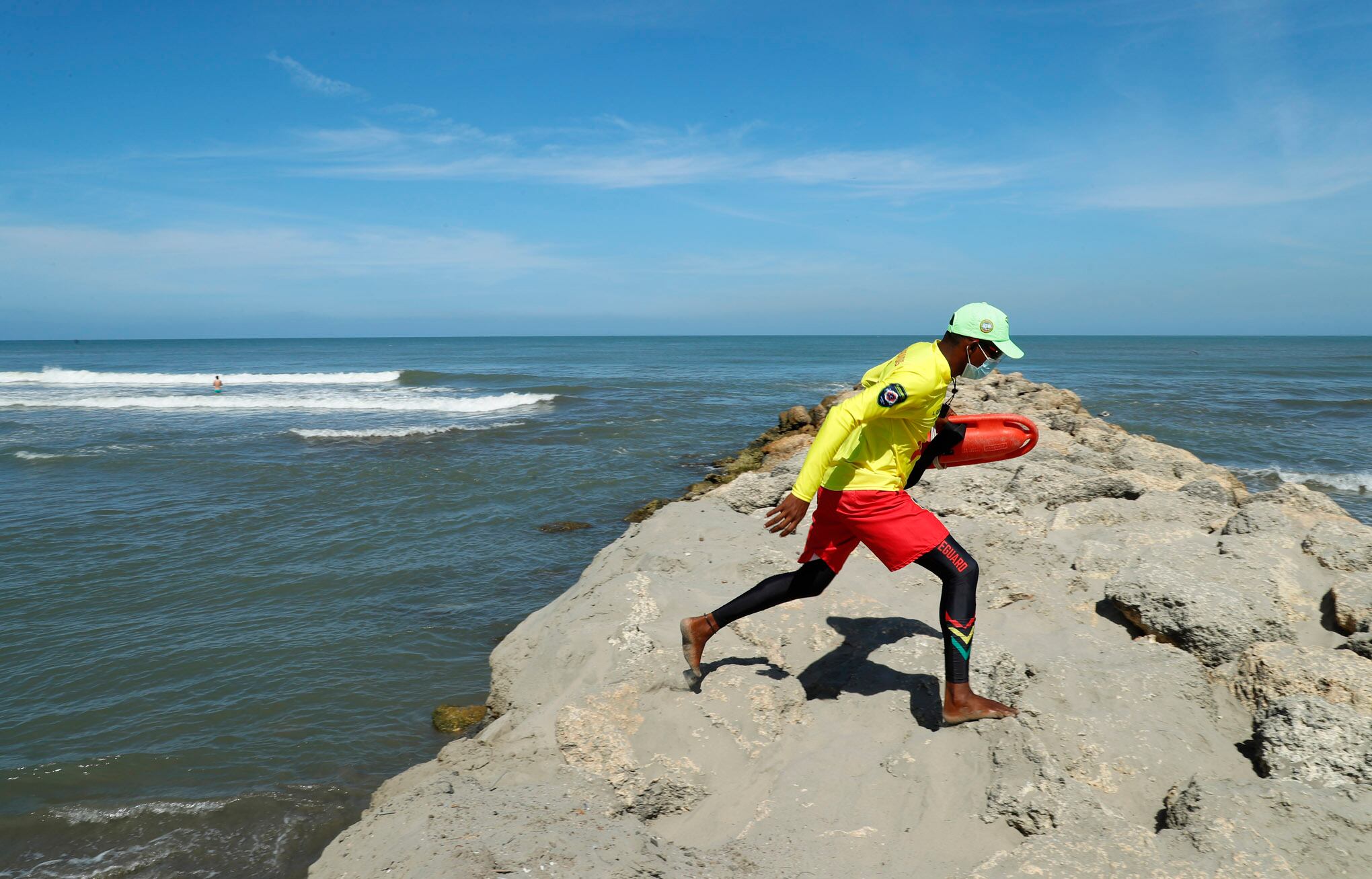 Javier García, Salvavidas de la playa de Cartagena. Enero 10 del 2021
Foto Guillermo Torres Reina / Semana