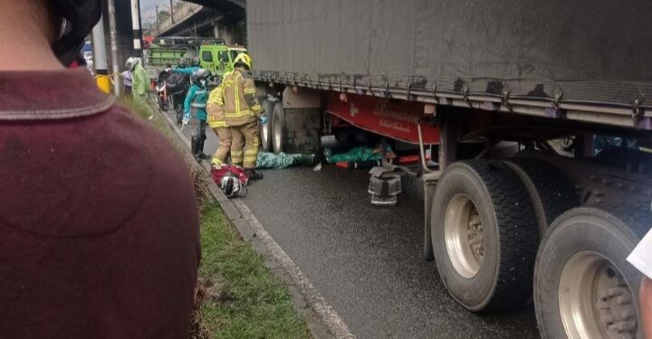 Dos personas quedaron atrapadas debajo de una tractomula.