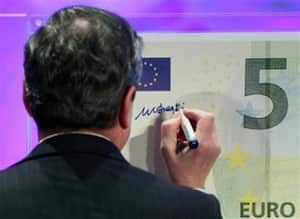 Se espera que la entrada del país a la zona euro genere una mayor inversión desde el exterior y mejoras en las calificaciones de su deuda pública.