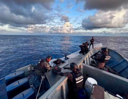 La droga era transportada en una lancha LPV (Low Profile Vessel), se trata de embarcaciones muy rápidas que parecen una mezcla de go-fast y semisumergible, con capacidad de cruzar largas distancias incluso en mar abierto.