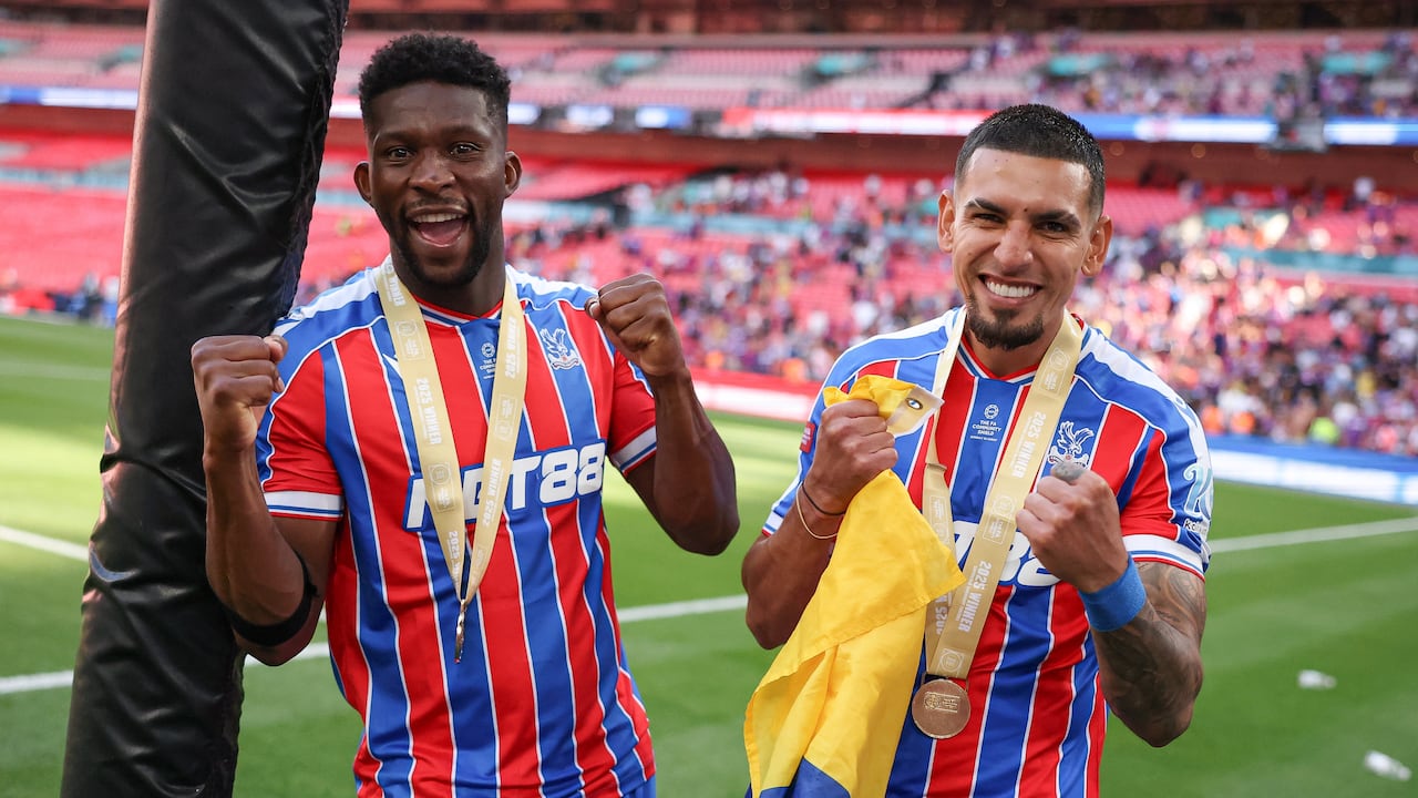 Jefferson Lerma y Daniel Muñoz celebrando la Community Shield en Wembley