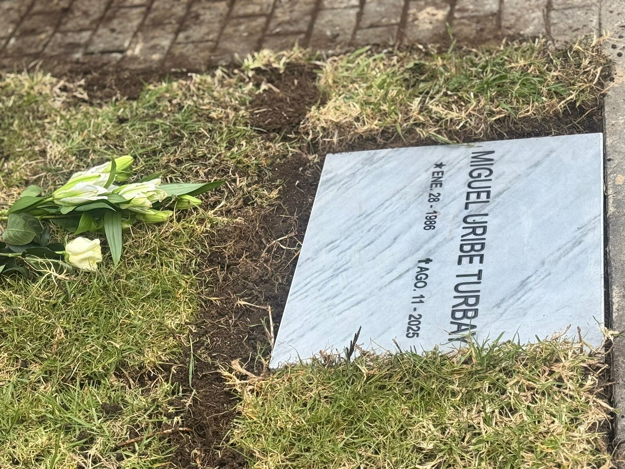 El féretro fue sepultado bajo tierra y no quedó en bóveda.