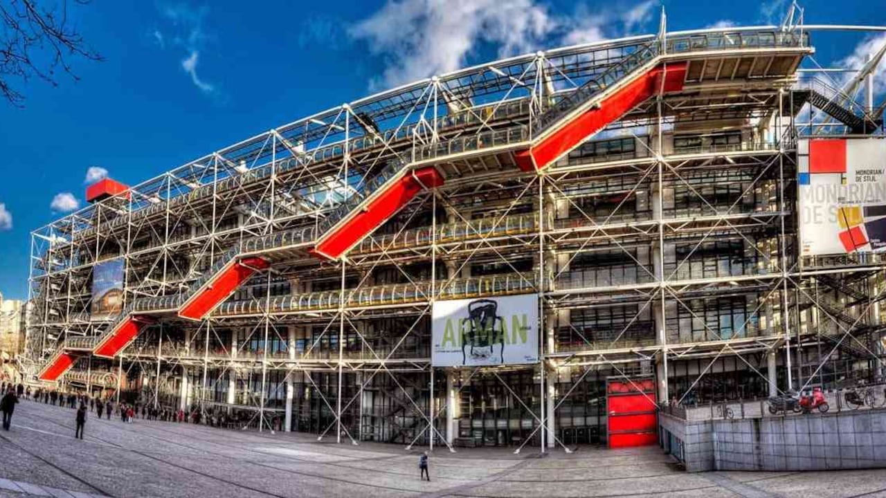 El Centro Pompidou tiene dos bibliotecas —incluyendo la biblioteca pública de información—, el IRCAM —un centro de investigación musical— y el Museo Nacional de Arte Moderno, que es la galería más grande de Europa dedicada al arte moderno y contemporáneo.