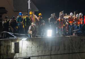 Equipos de rescate trabajan en la discoteca Jet Set tras el derrumbe de su techo en Santo Domingo el 8 de abril de 2025