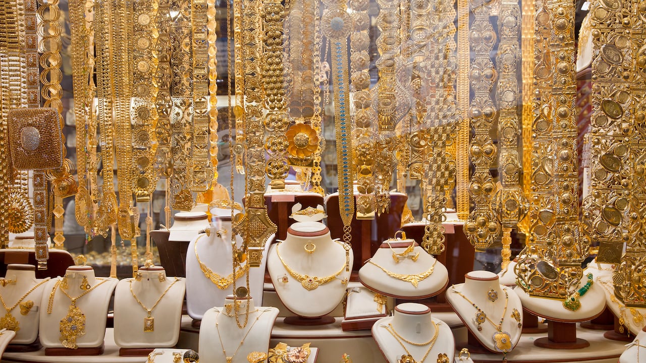 Linda dice que tiene miedo de que la roben mientras comparte clips cortos de sus lujosos bolsos de diseñador y relucientes joyas de Cartier y Van Cleef.