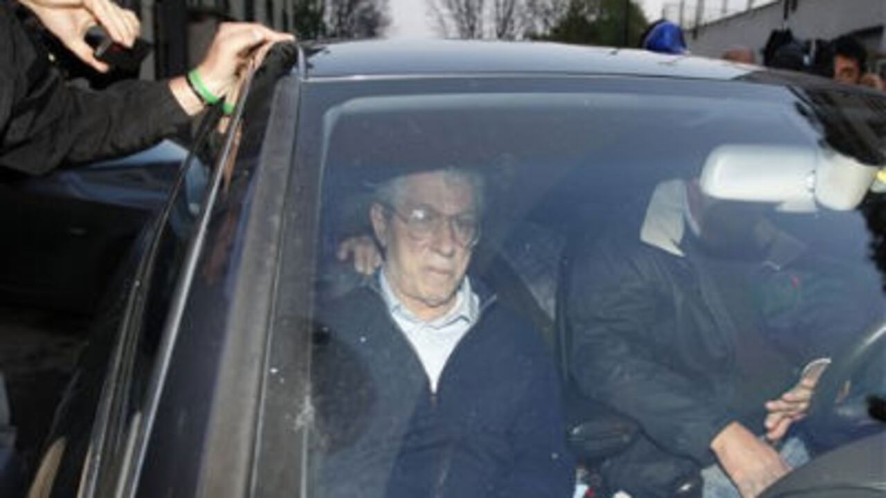 El lider y fundador del partido político iteliano Liga del Norte, Umberto Bossi, deja la sede de la colectividad tras su renuncia.