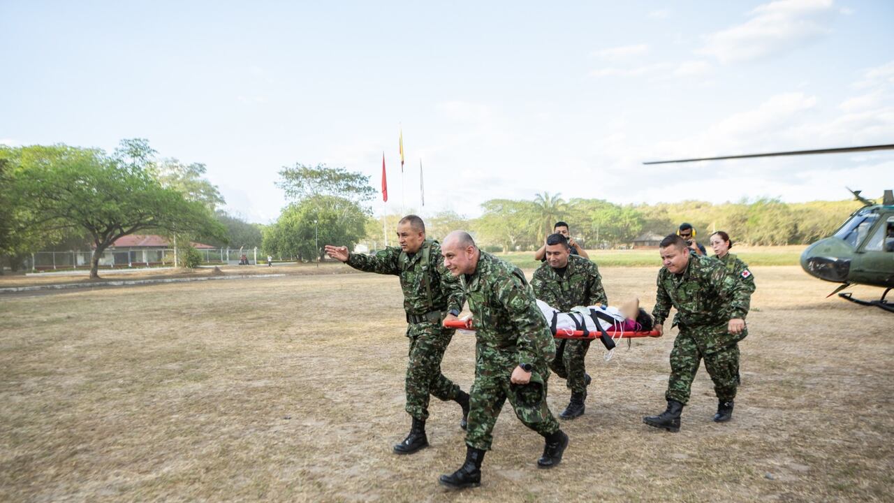 Momentos de angustia vivieron varios militares al salvarle la vida a una niña de 9 años, quien cayó en una mina antipersona.