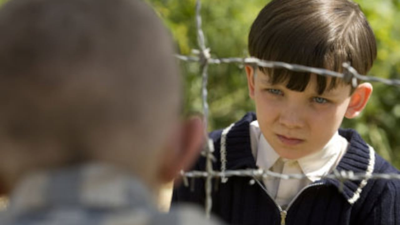 Bruno (Asa Butterfield) se hace amigo de aquel niño de su edad llamado Shmuel (Jack Scanlon) que vive detrás de un cerco de púas