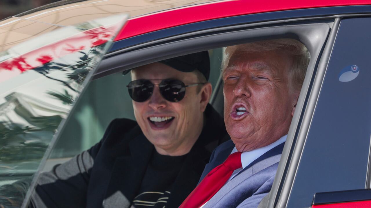 El presidente Donald Trump y el director ejecutivo de Tesla, Elon Musk, hablan con los periodistas sentados en un vehículo Tesla Model S rojo en el jardín sur de la Casa Blanca el martes 11 de marzo de 2025, en Washington. (Pool vía AP)