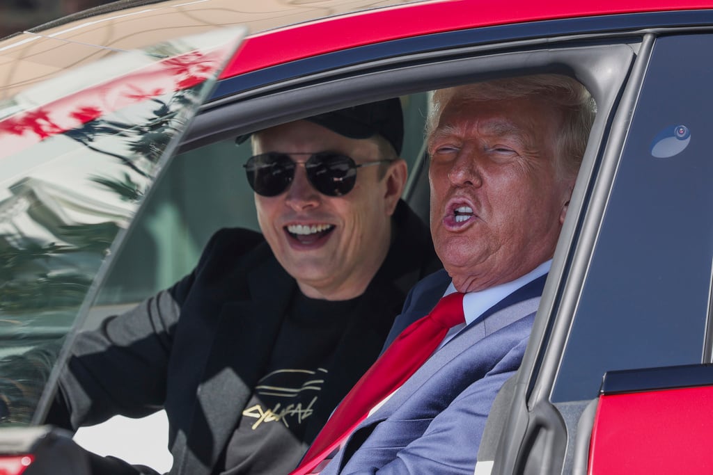 El presidente Donald Trump y el director ejecutivo de Tesla, Elon Musk, hablan con los periodistas sentados en un vehículo Tesla Model S rojo en el jardín sur de la Casa Blanca el martes 11 de marzo de 2025, en Washington. (Pool vía AP)