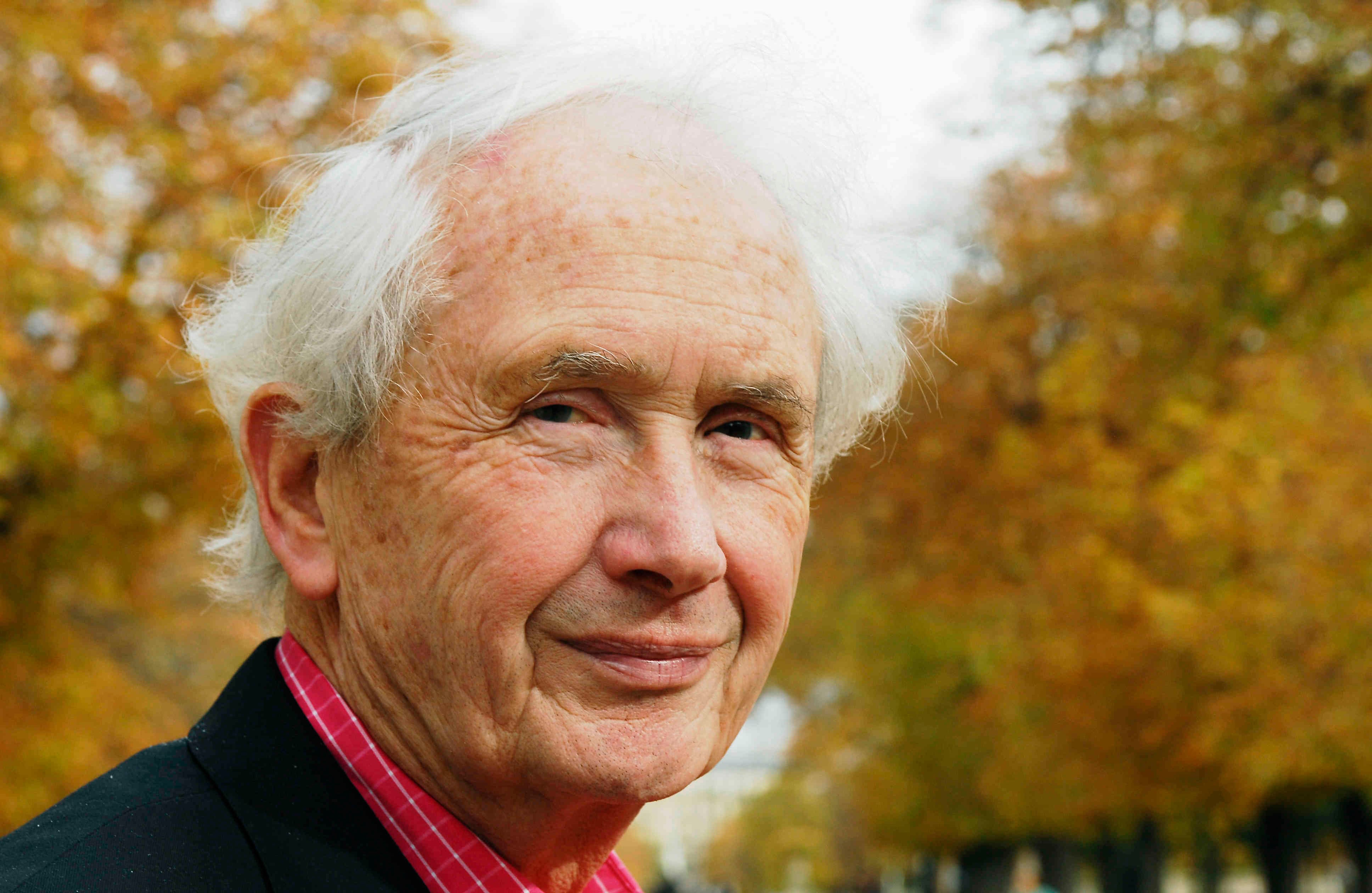 Frank McCourt (1930 - 2009, Nueva York) En 1997, el libro Las cenizas de Ángela ganó el premio Pulitzer. El autor de estas memorias era un profesor estadounidense de origen irlandés de sesenta y seis años, quien no había escrito antes ningún libro. El volumen se convirtió en un éxito de ventas y ha sido adaptado varias veces al cine. A partir de esta obra, McCourt escribió tres libros igualmente autobiográficos: Ángela y el niño Jesús, Lo es y El profesor.      Foto: Getty Images / Ulf Andersen