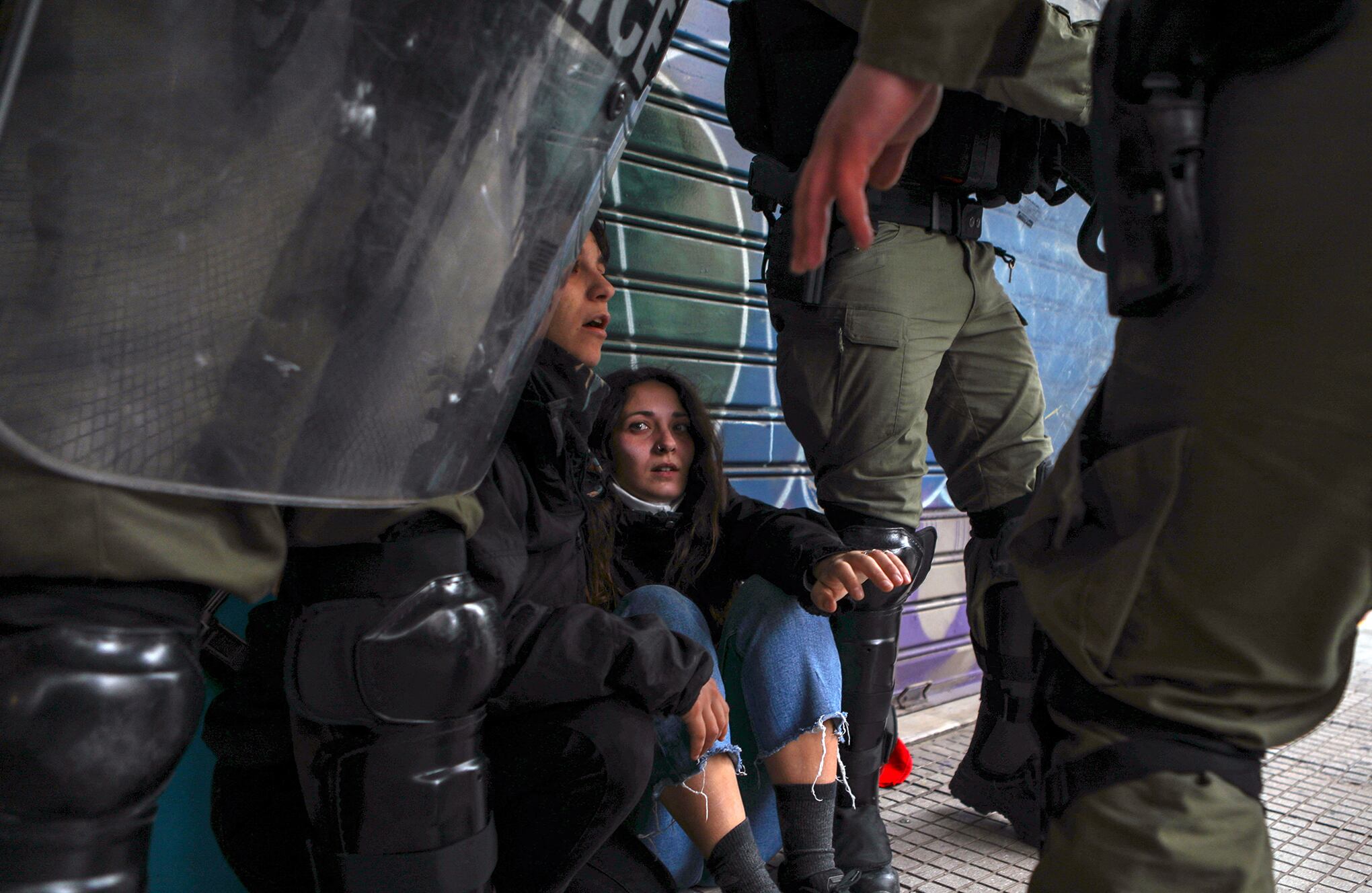 En imágenes : protestan por mortal accidente de tren en Grecia.