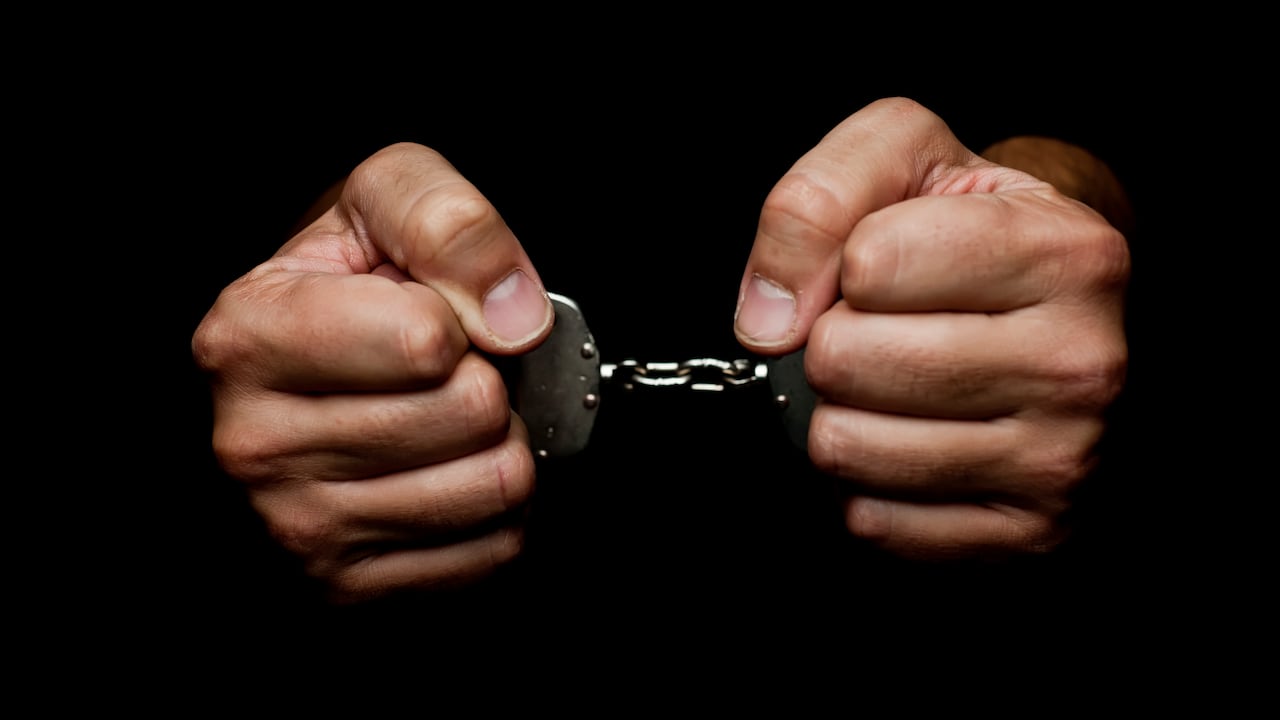 Pareja es enviada al a cárcel por dejar morir de negligencia a su hija de 18 meses.