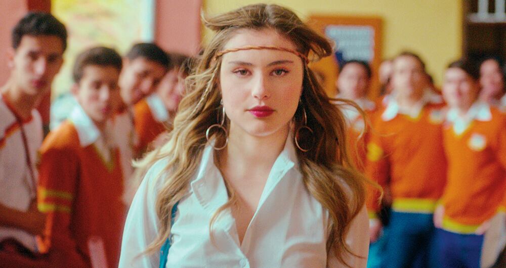 Y mientras Camilo intenta, sin éxito, conquistar su corazón, Eva pone patas arriba el mundo del Colegio Distrital para varones José María Root