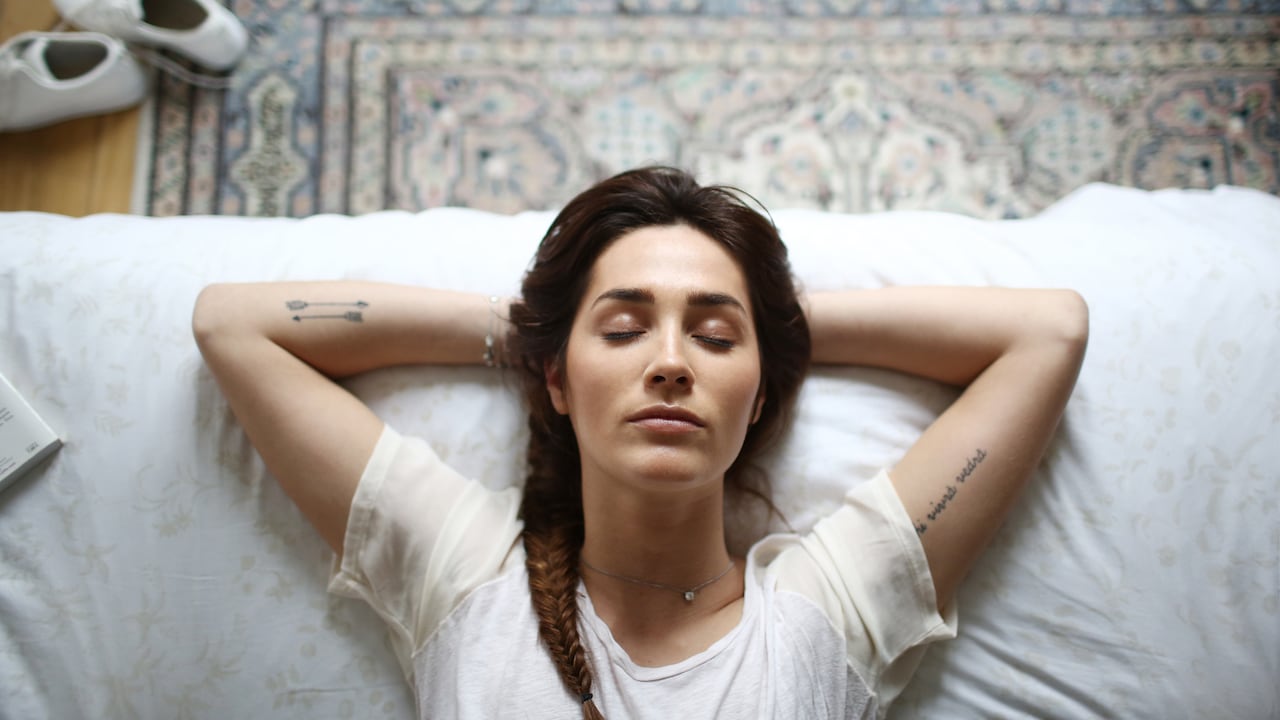 El ajuste del reloj una hora hacia adelante o hacia atrás descoordina los ritmos circadianos del cuerpo, afectando el descanso y la concentración.