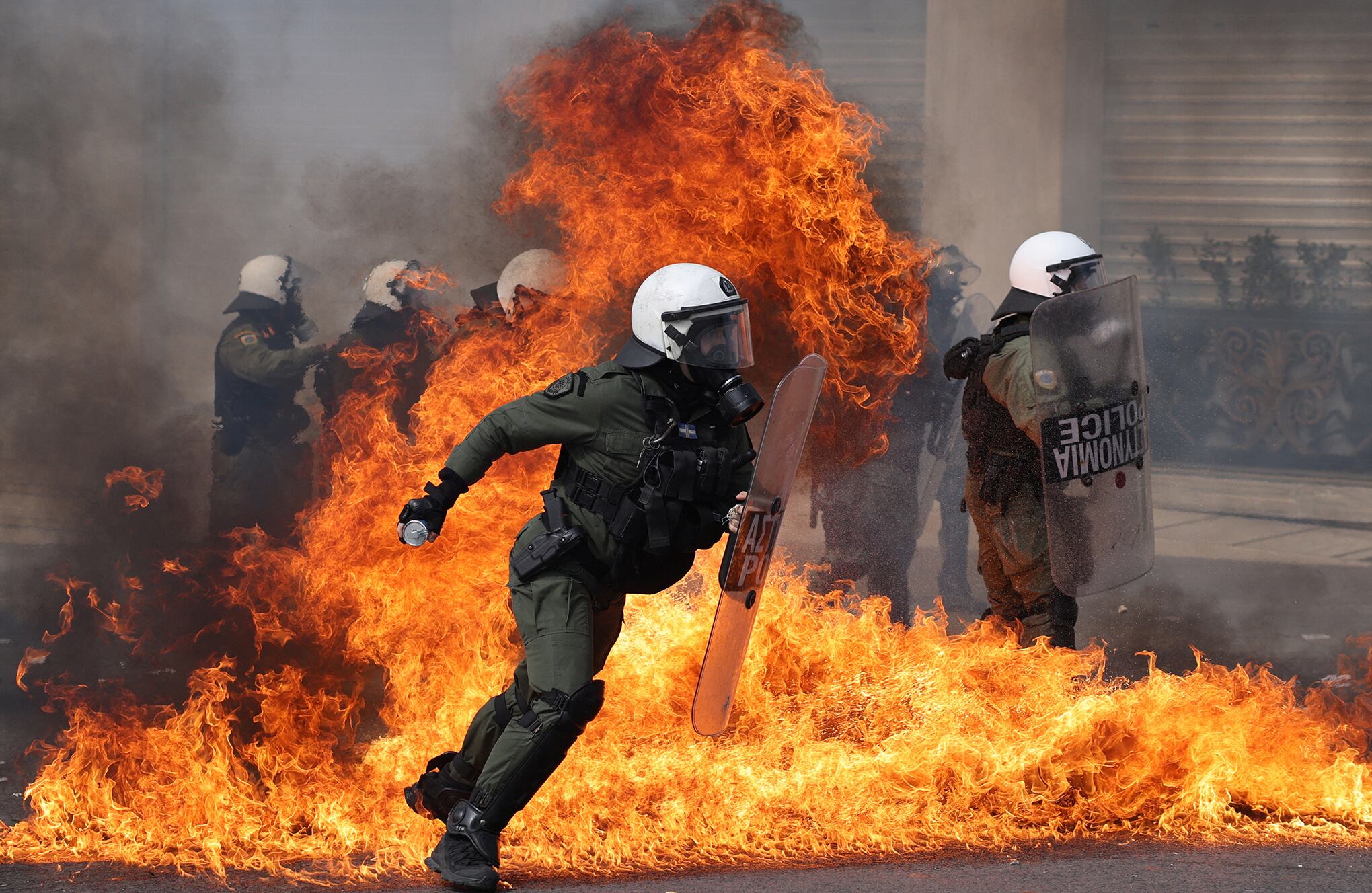 En imágenes : protestan por mortal accidente de tren en Grecia.