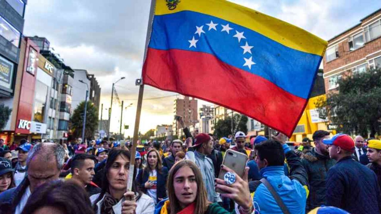 "Con los diplomáticos de EE UU retirados de Caracas y con Venezuela apenas funcionando en medio de cortes de energía e hiperinflación, Bogotá se ha convertido en un campo de batalla representativo del conflicto que se vive del otro lado de la frontera"
