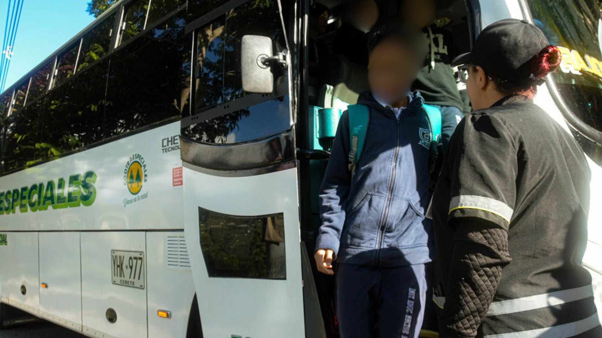 Joven estudiante descendiendo de un transporte escolar