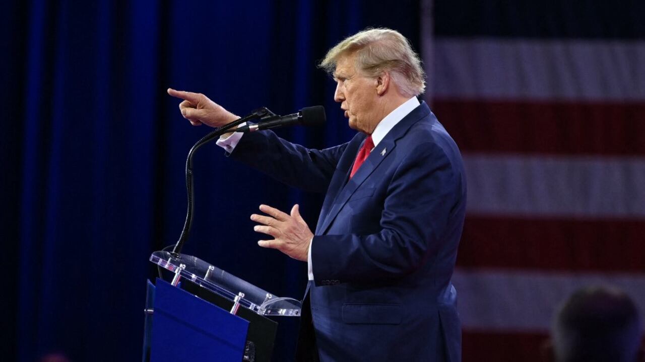 El ex presidente de Estados Unidos y aspirante a la presidencia de 2024, Donald Trump, habla durante la reunión anual de la Conferencia de Acción Política Conservadora (CPAC)