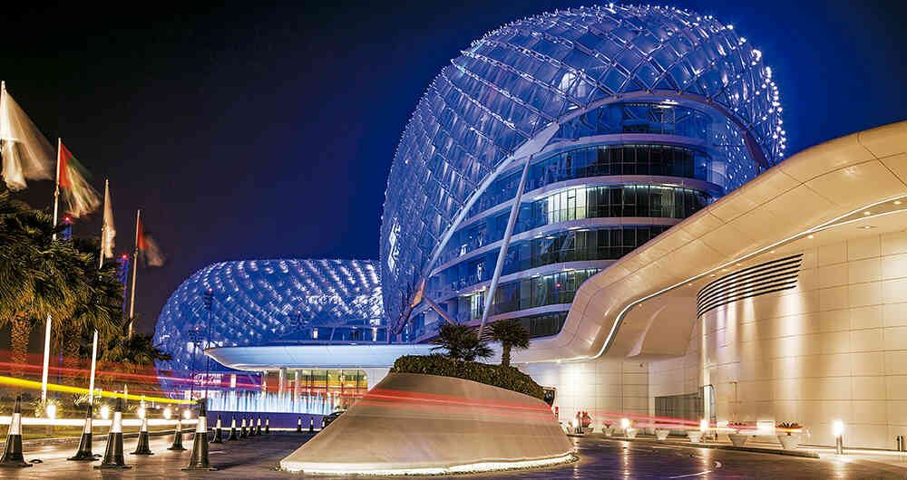 Vista nocturna del Yas Island Viceroy Hotel.