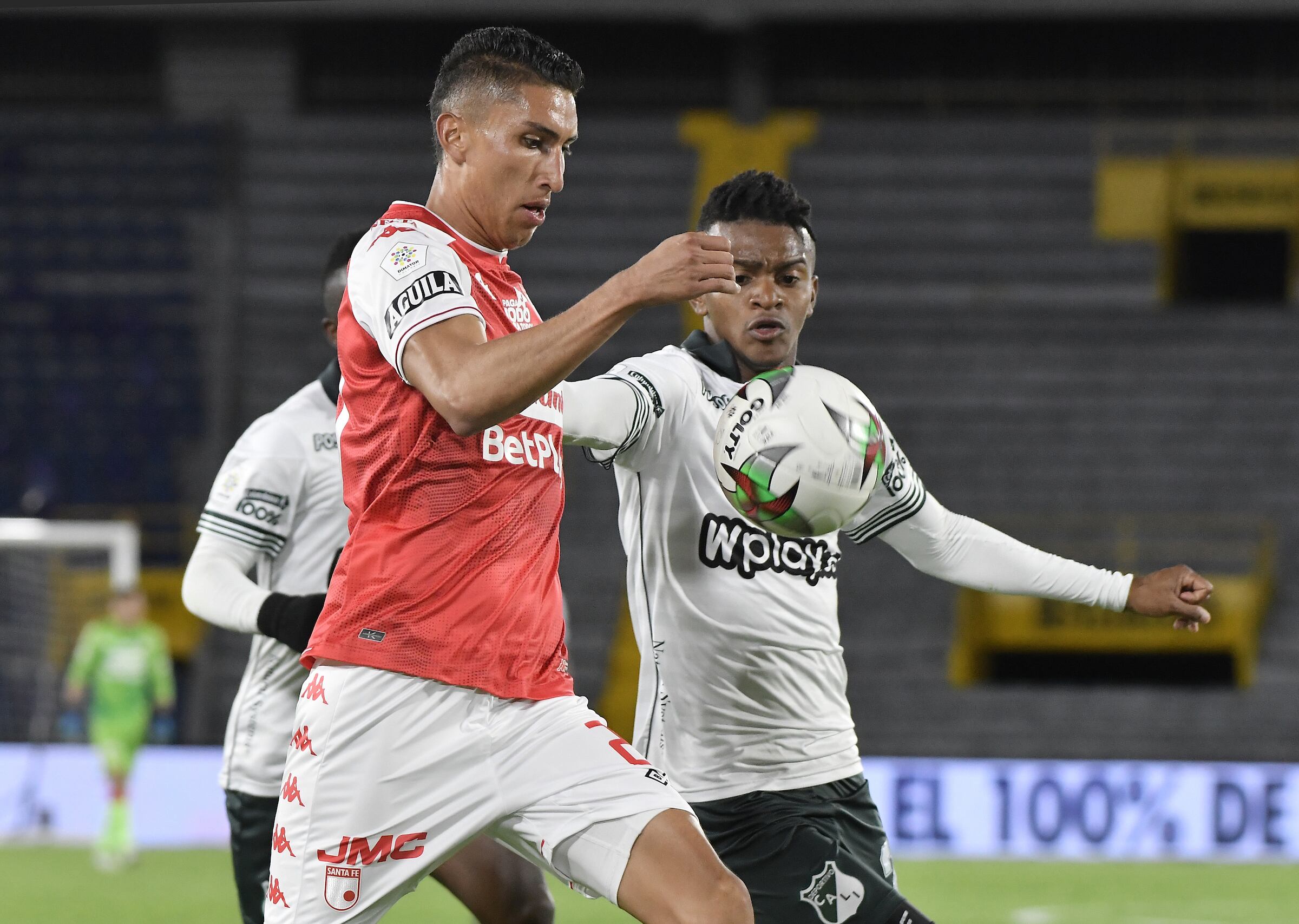 BOGOTA - COLOMBIA, 17-07-2021: Alexander Porras del Santa Fe disputa el balón con Darwin Andrade del Cali durante partido entre Independiente Santa Fe y Deportivo Cali por la fecha 1 de la Liga BetPlay DIMAYOR II 2021 jugado en el estadio Nemesio Camacho El Campín de la ciudad de Bogotá. / Alexander Porras of Santa Fe vies for the ball with Darwin Andrade of Cali during match between Independiente Santa Fe and Deportivo Cali for the date 1 as part of BetPlay DIMAYOR League II 2021 played at Nemesio Camacho El Campín stadium in Bogota city. Photo: VizzorImage / Gabriel Aponte / Staff