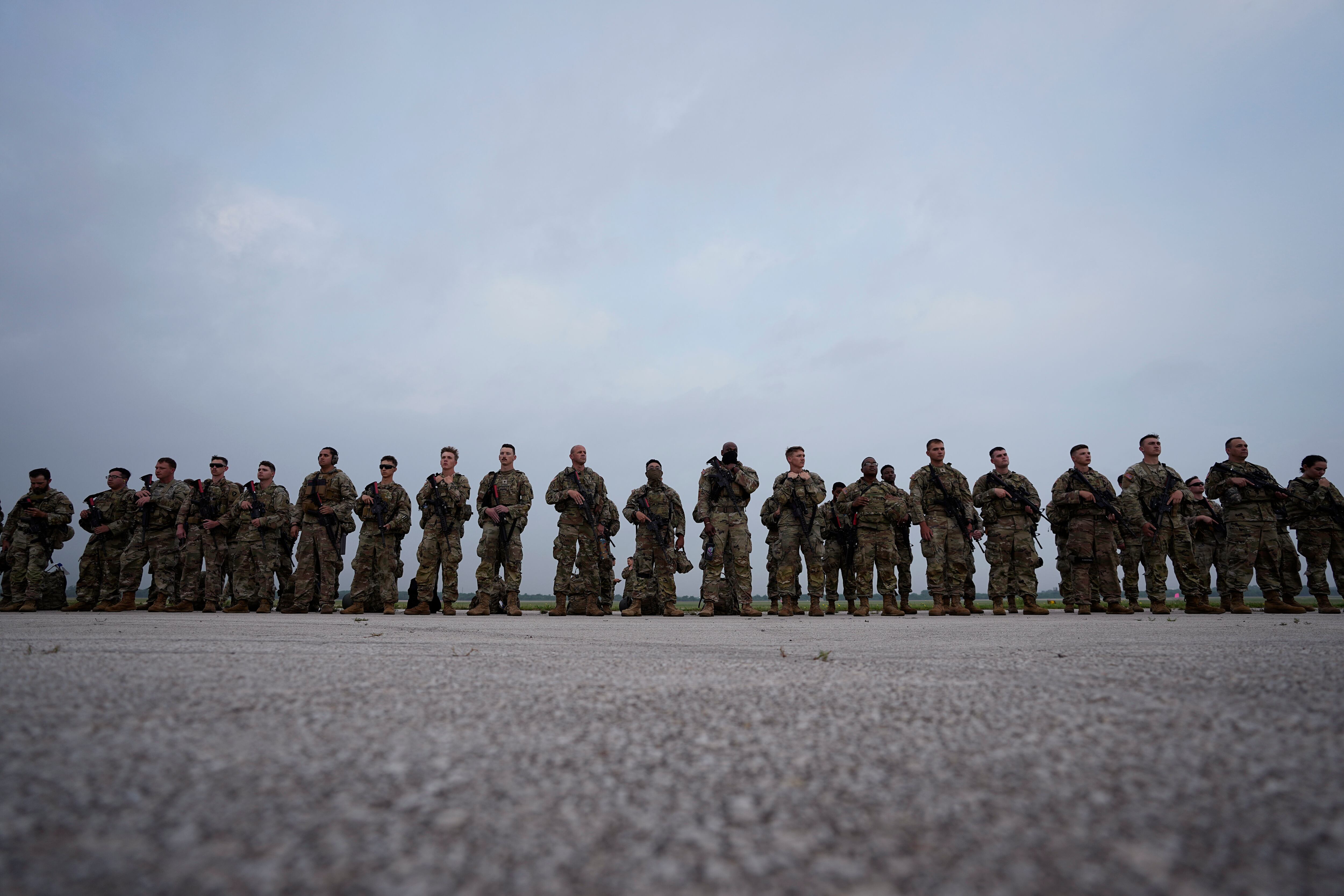 Miembros de la Guardia Nacional de Texas se preparan a ser desplegados hacia la frontera entre Texas y México, el lunes 8 de mayo de 2023, en Austin Texas. La medida conocida como Título 42, una norma federal que le permitía al gobierno regular estrictamente los ingresos fronterizos para prevenir la propagación del COVID-19, está programada a concluir esta semana. (AP Foto/Eric Gay)