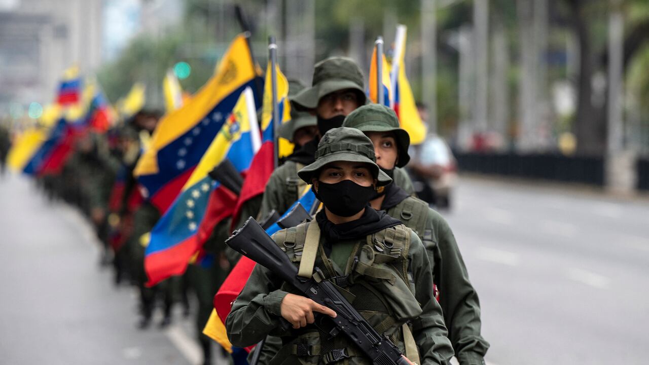Los combates de este domingo produjeron el desplazamiento de cientos de personas que buscaron refugio en el departamento de Arauca, en Colombia. (Photo by Yuri CORTEZ / AFP)