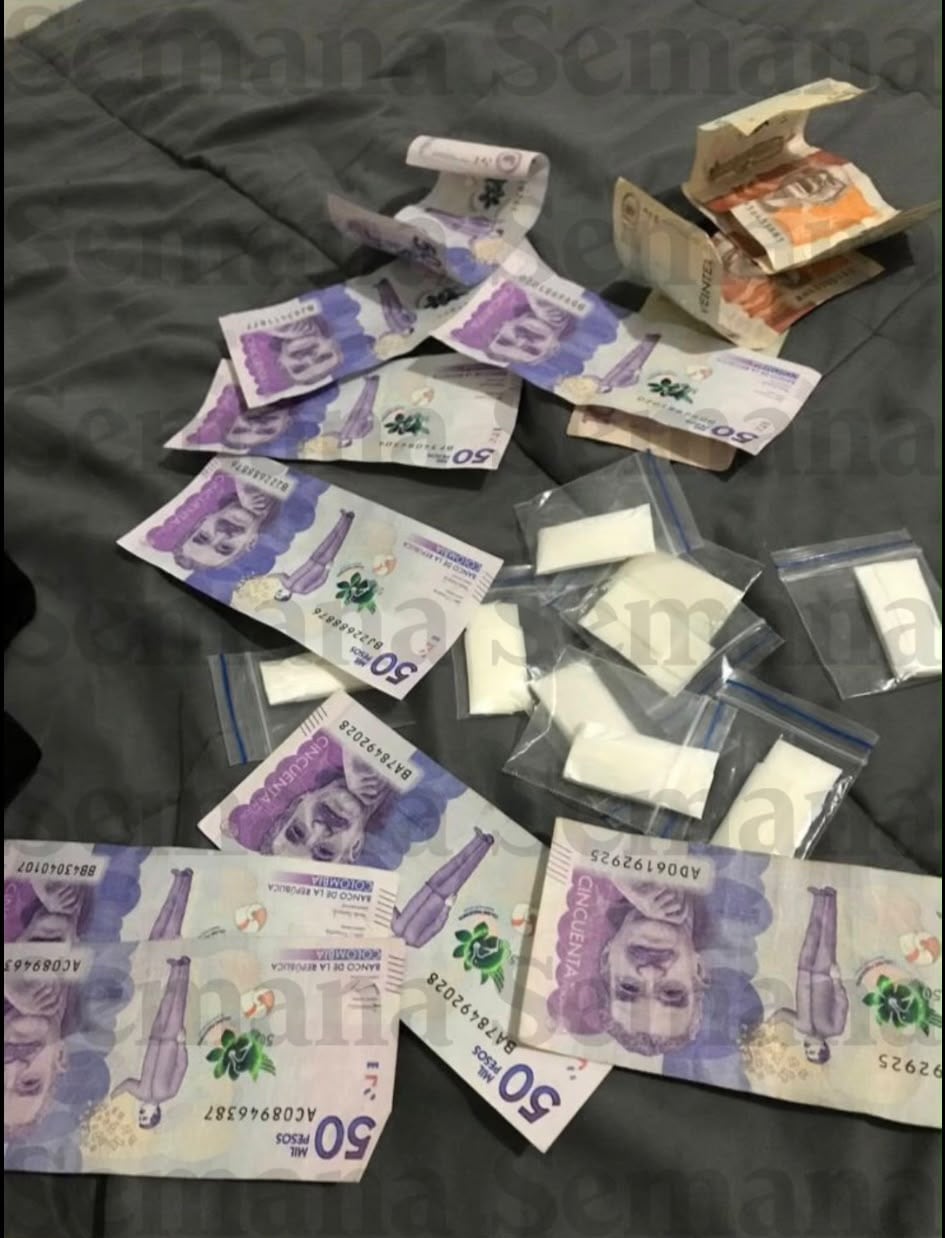 Fotografía aportada por Deicy Jiménez. En la imagen, según ella, se ven papeletas de droga y dinero en efectivo.