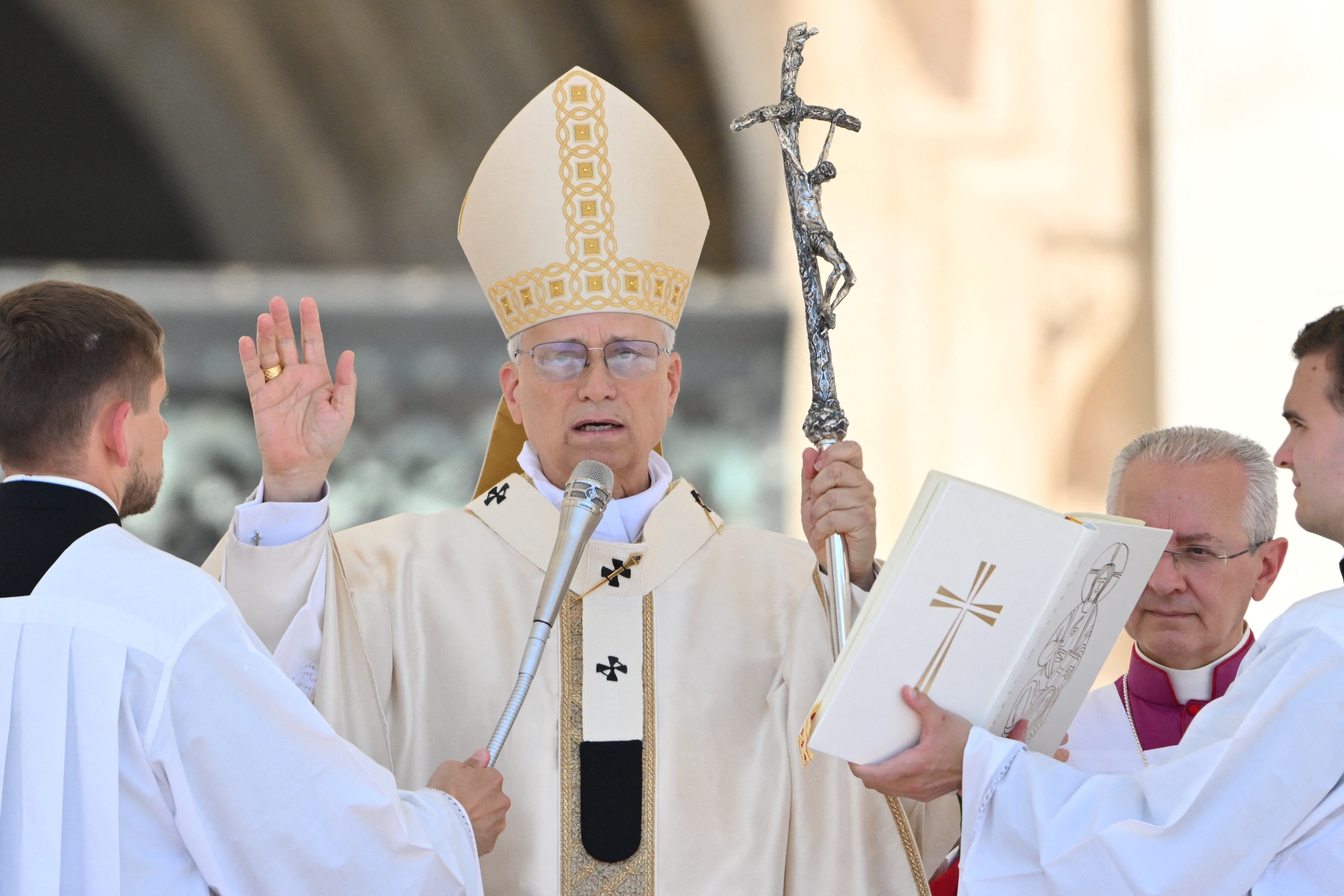 El Papa León XIV celebra la oración del Regina Caeli después de la misa del Jubileo de las familias, los niños, los abuelos y los ancianos, en la plaza de San Pedro en el Vaticano el 1 de junio de 2025. (Photo by Alberto PIZZOLI / AFP)