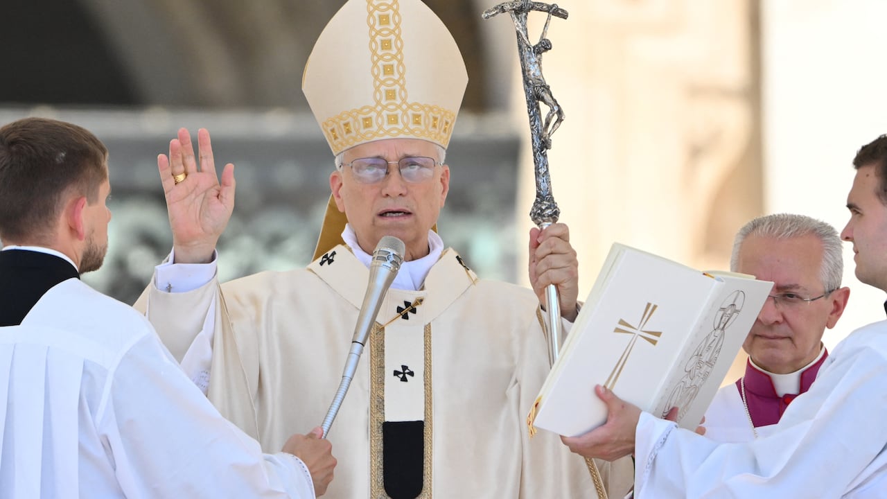 El Papa León XIV celebra la oración del Regina Caeli después de la misa del Jubileo de las familias, los niños, los abuelos y los ancianos, en la plaza de San Pedro en el Vaticano el 1 de junio de 2025. (Photo by Alberto PIZZOLI / AFP)