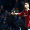 Cristiano Ronaldo del Manchester United gesticula hacia el juez de línea durante el encuentro ante el Everton en la Liga Premier el sábado 9 de abril del 2022. (AP Foto/Rui Vieira)