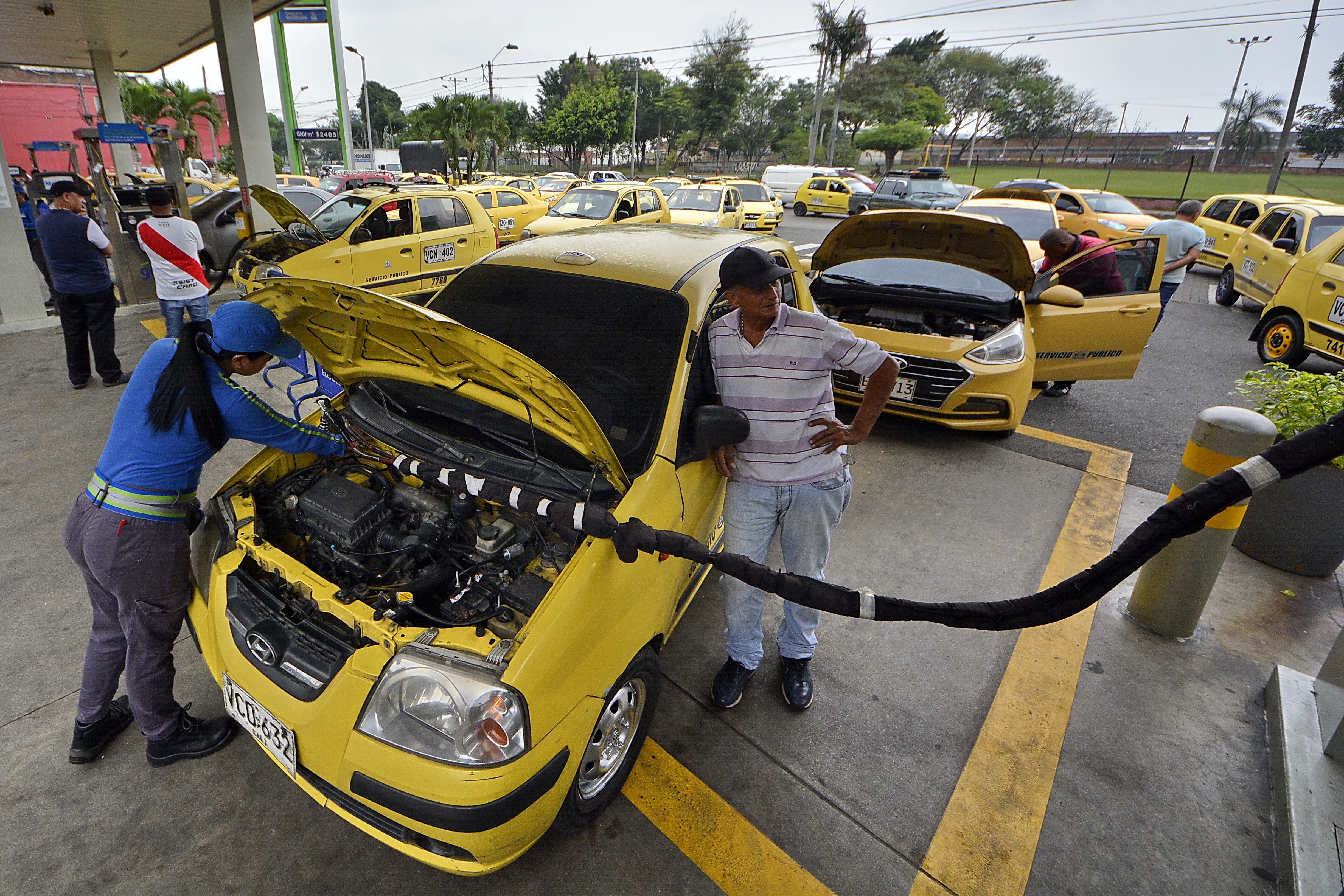 A las 8.30 am las estaciones de gas iniciaron el el suministro. Desde tempranas horas ya cientos de vehículos hacían largas filas para tanquear. Así fue en la estación de gas de Gazel ubicada sobre la calle 25 con carrera 8