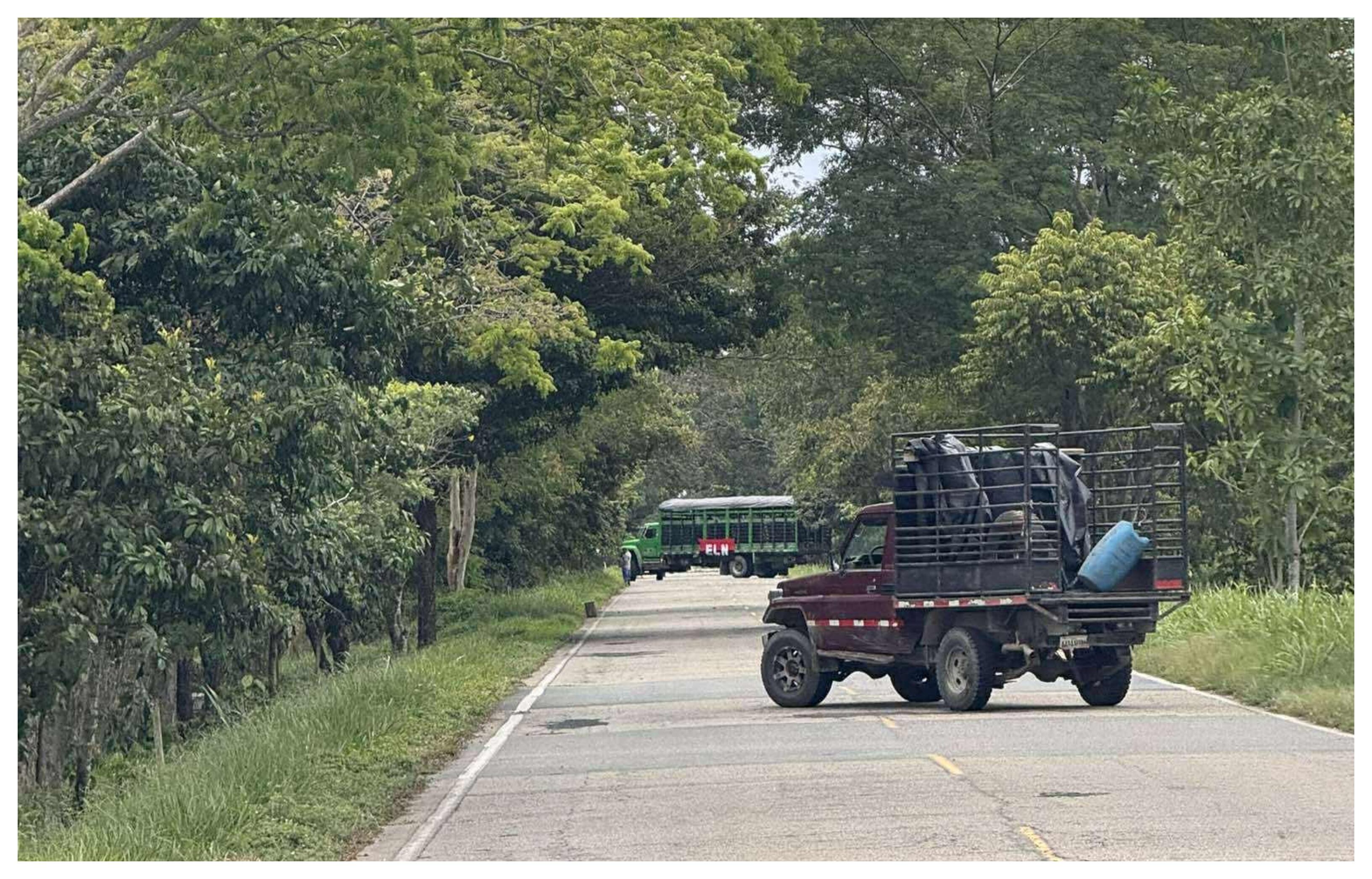 El ELN bloquea a Arauca en dos puntos de la vía a la Cuna de la Libertad con camiones atravesados en las carreteras.