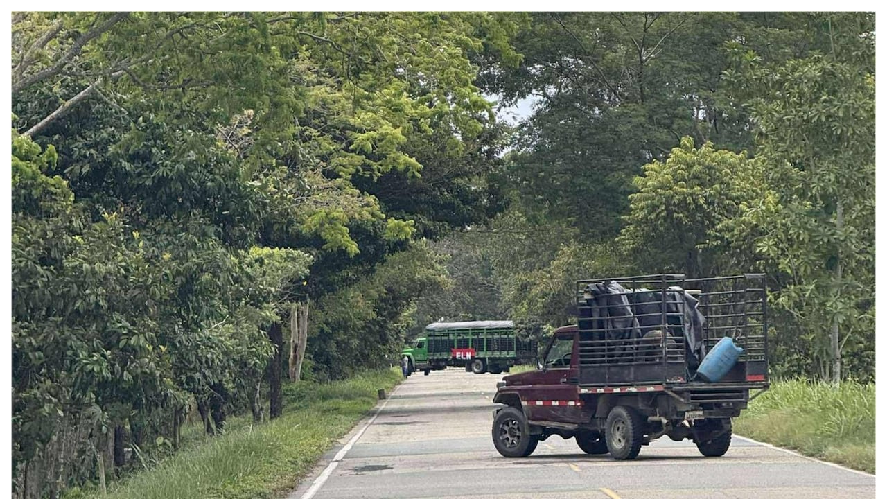 El ELN bloquea a Arauca en dos puntos de la vía a la Cuna de la Libertad con camiones atravesados en las carreteras.