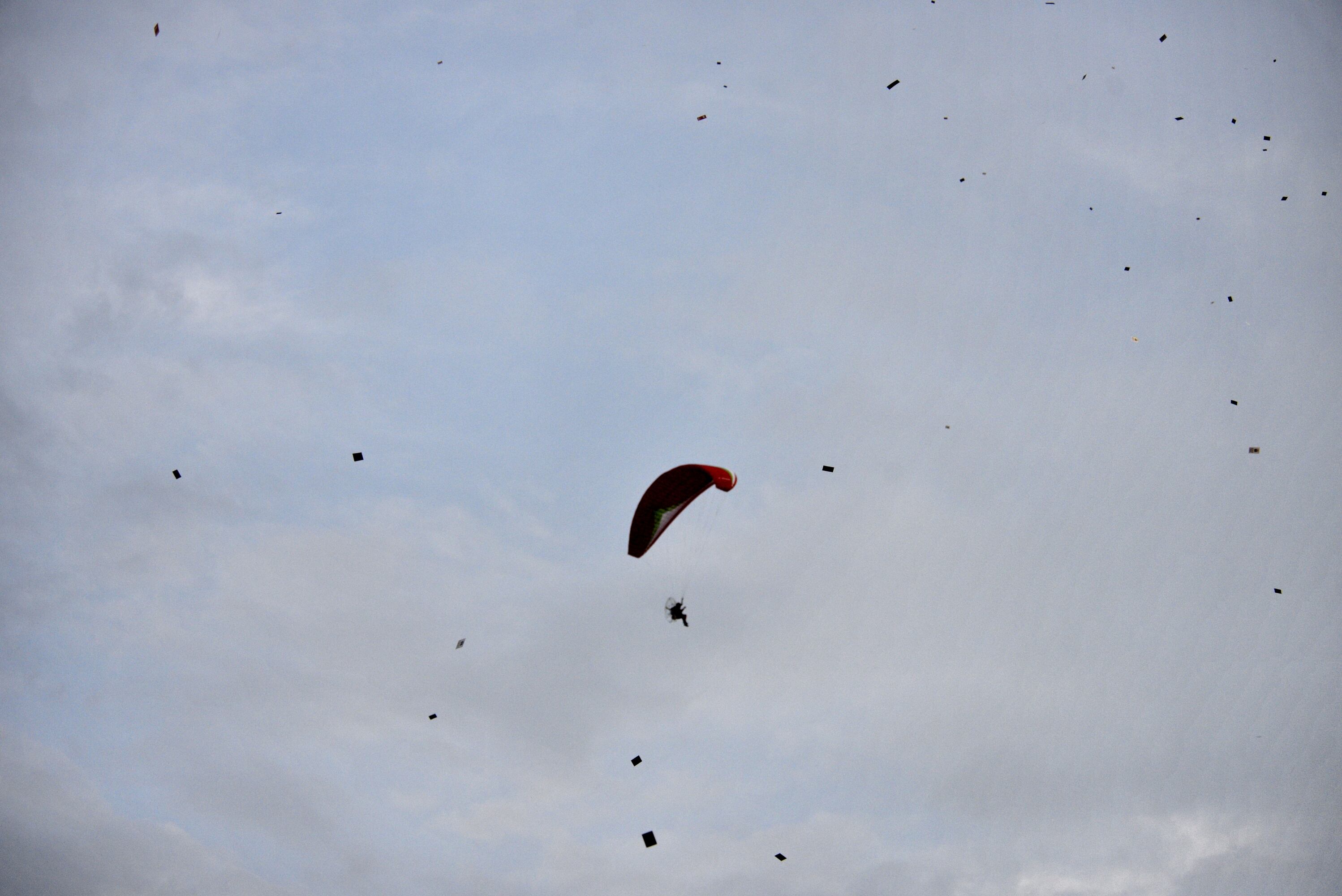 El parapentista difundía publicidad política desde el cielo.