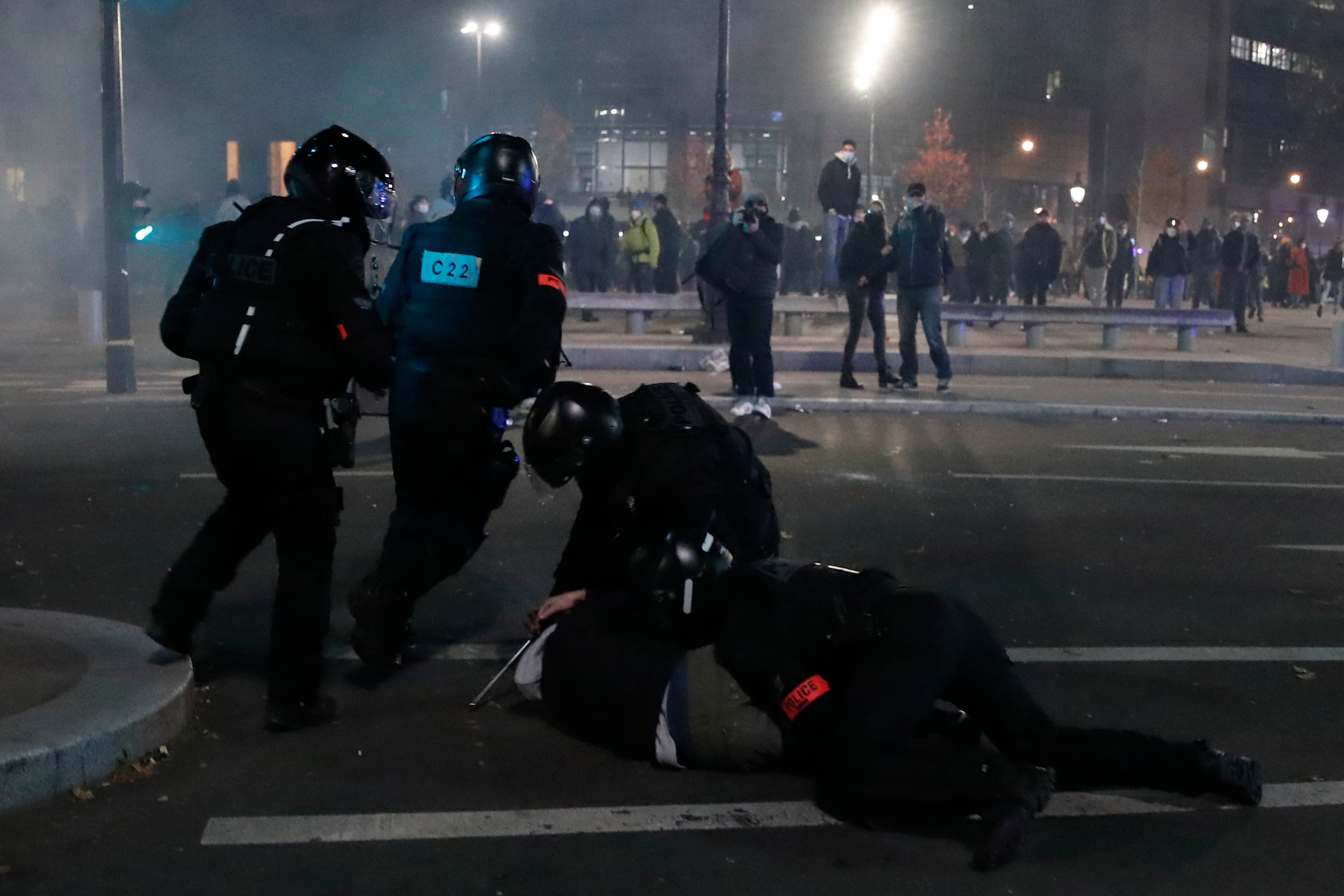 Disturbios en París durante una multitudinaria protesta contra la violencia de las fuerzas de seguridad