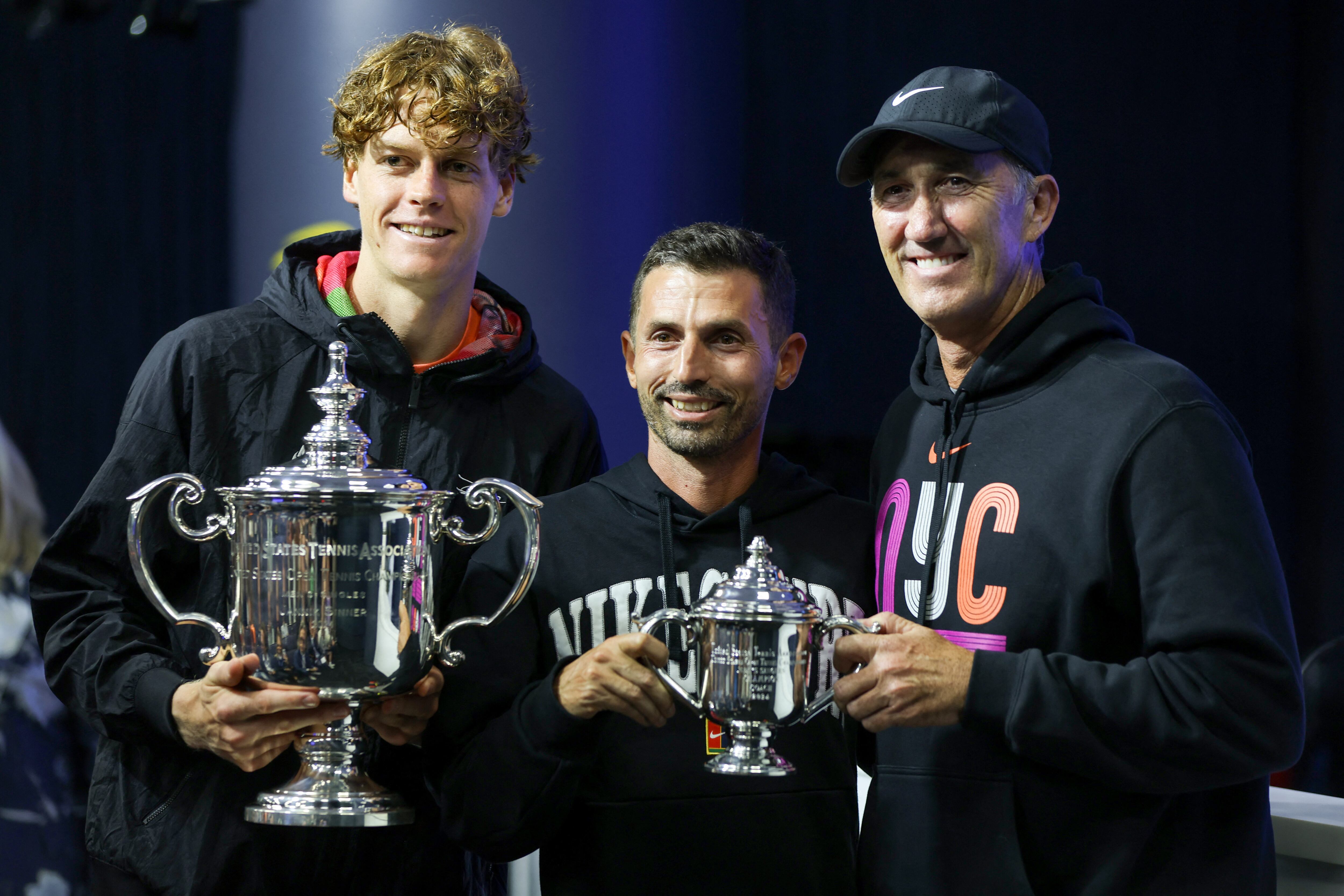 NEW YORK, NEW YORK - SEPTEMBER 08: Jannik Sinner of Italy poses for a photo with Simone Vagnozzi and Darren Cahill at the press conference after defeating Taylor Fritz of the United States to win the Men's Singles Final on Day Fourteen of the 2024 US Open at USTA Billie Jean King National Tennis Center on September 08, 2024 in the Flushing neighborhood of the Queens borough of New York City.   Matthew Stockman/Getty Images/AFP (Photo by MATTHEW STOCKMAN / GETTY IMAGES NORTH AMERICA / Getty Images via AFP)