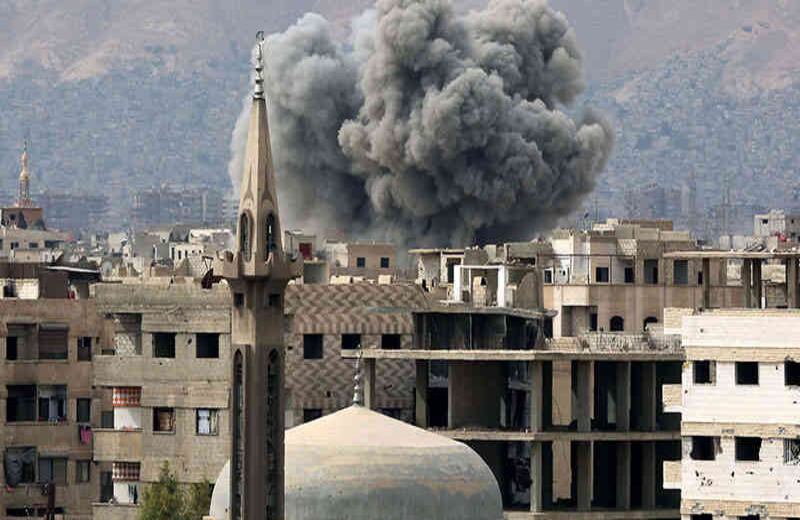 Entre los suburbios de Zamalka en Siria son lanzados gases lacrimógenos sobre los rebeldes al Oeste de Damasco.