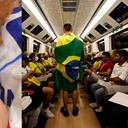 Gallo en el metro de Doha.