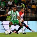 Alexander Mejía y Fernando Uribe disputan el balón en un partido entre Nacional y Junior por la fecha 2 de la Liga Betplay 2022-I