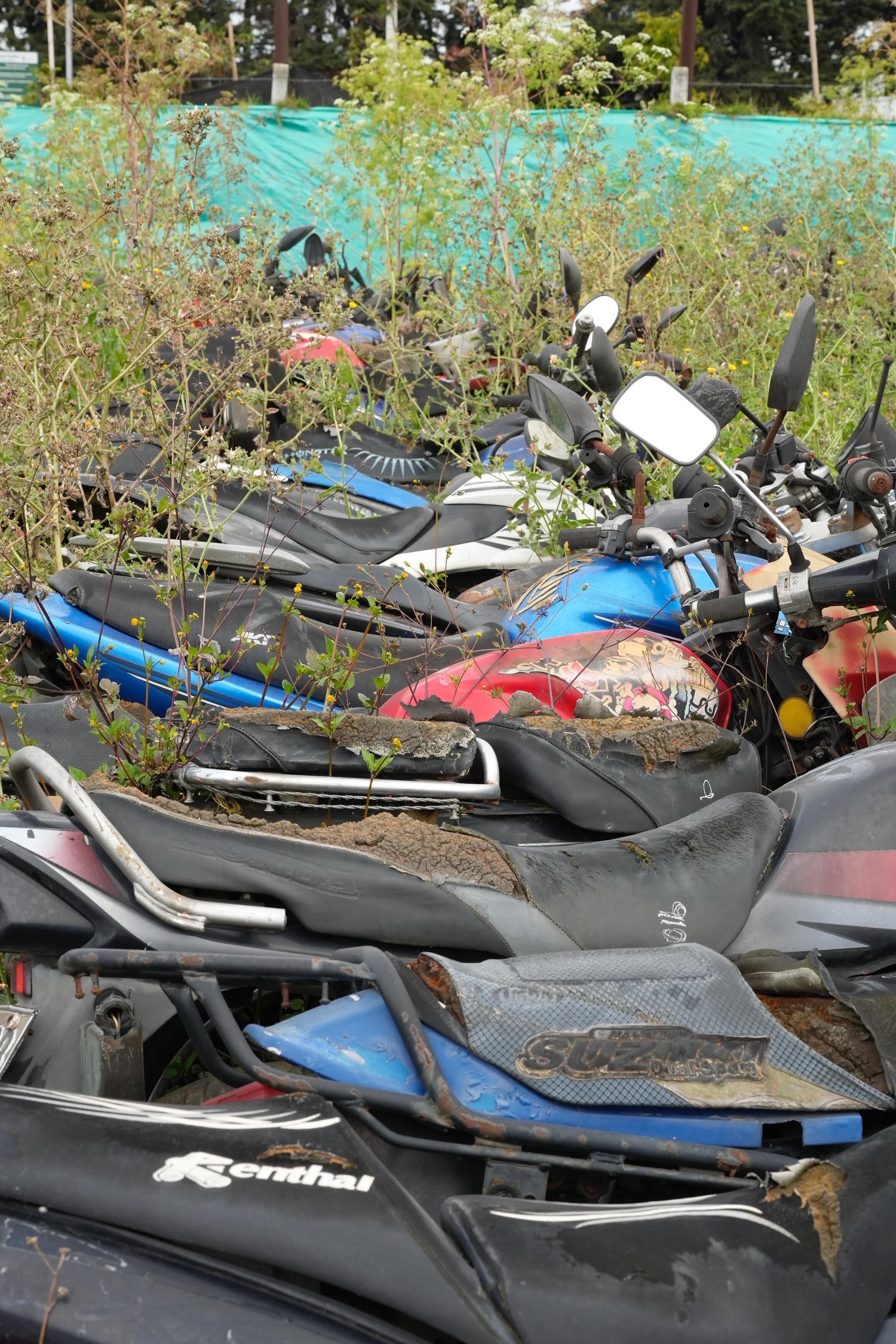Motos en situación de abandono en los patios