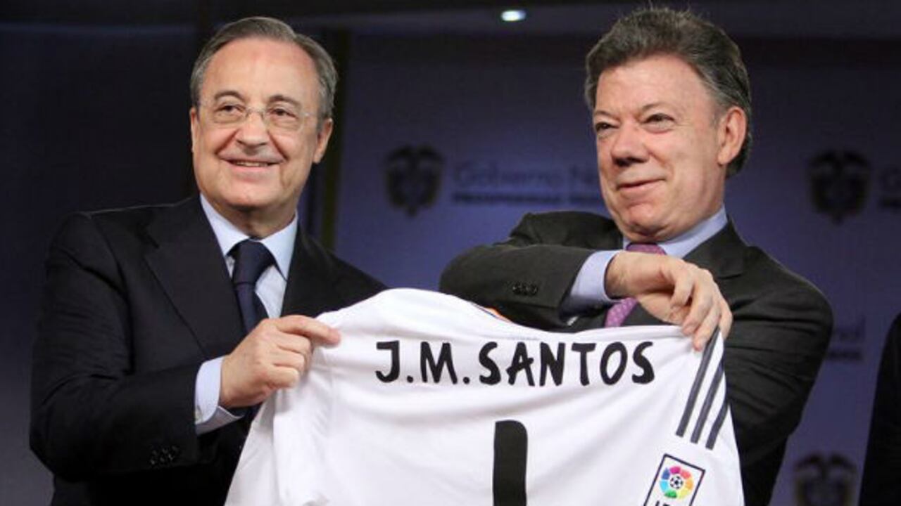 El presidente Juan Manuel Santos (der.) recibe de manos de Florentino Pérez (izq.) presidente del Real Madrid, la camiseta del equipo.