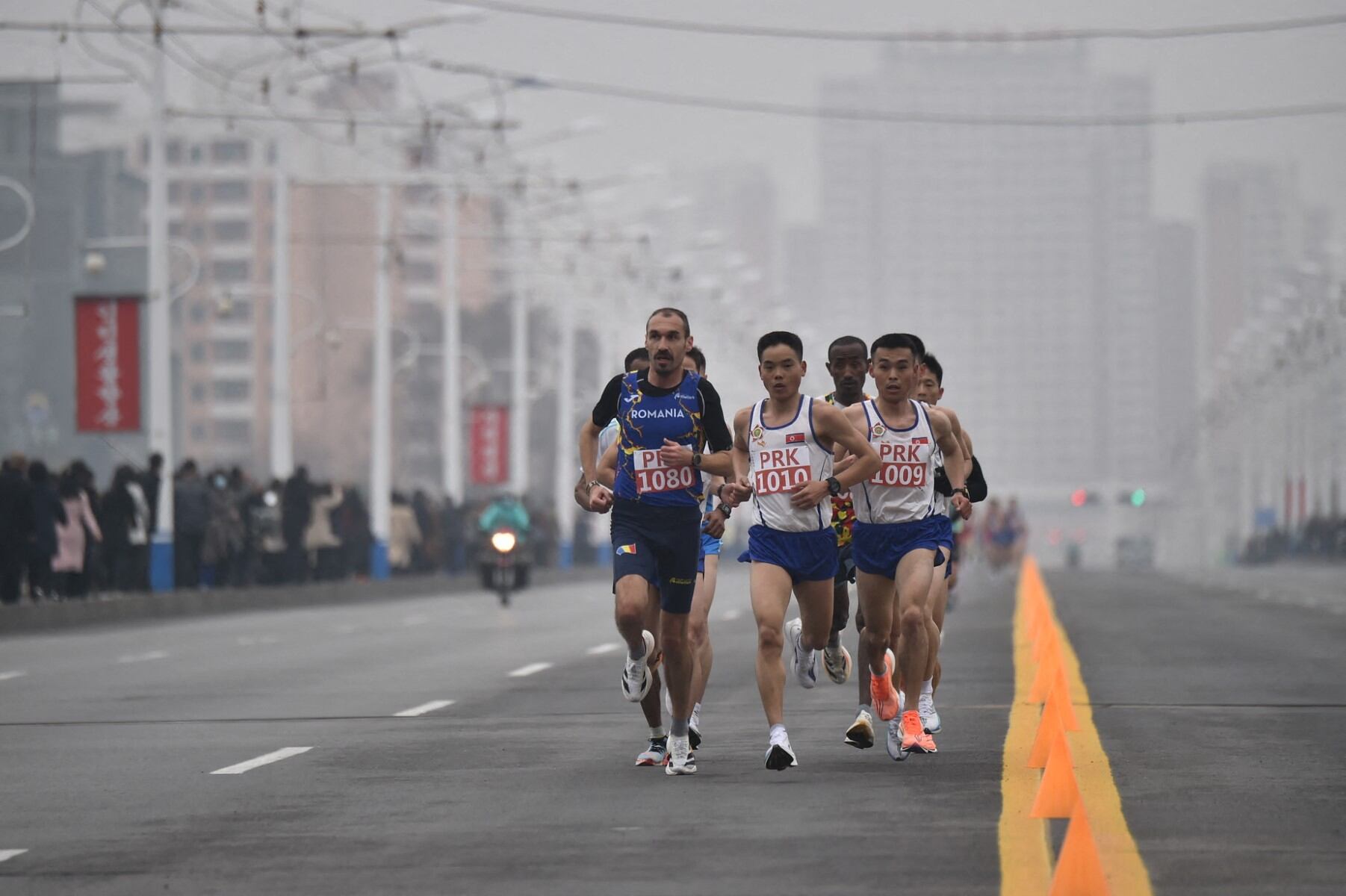 Los participantes en el 31º Maratón Internacional de Pyongyang, en Pyongyang, el 6 de abril de 2025, como parte de las celebraciones que marcan el nacimiento del líder fundador de Corea del Norte, Kim Il Sung, en 1912. La última edición del Maratón de Pyongyang se celebró en 2019 antes de la pandemia, durante la cual el Estado con armas nucleares selló sus fronteras en un esfuerzo por contener el virus. (Foto de KIM Won Jin / AFP)