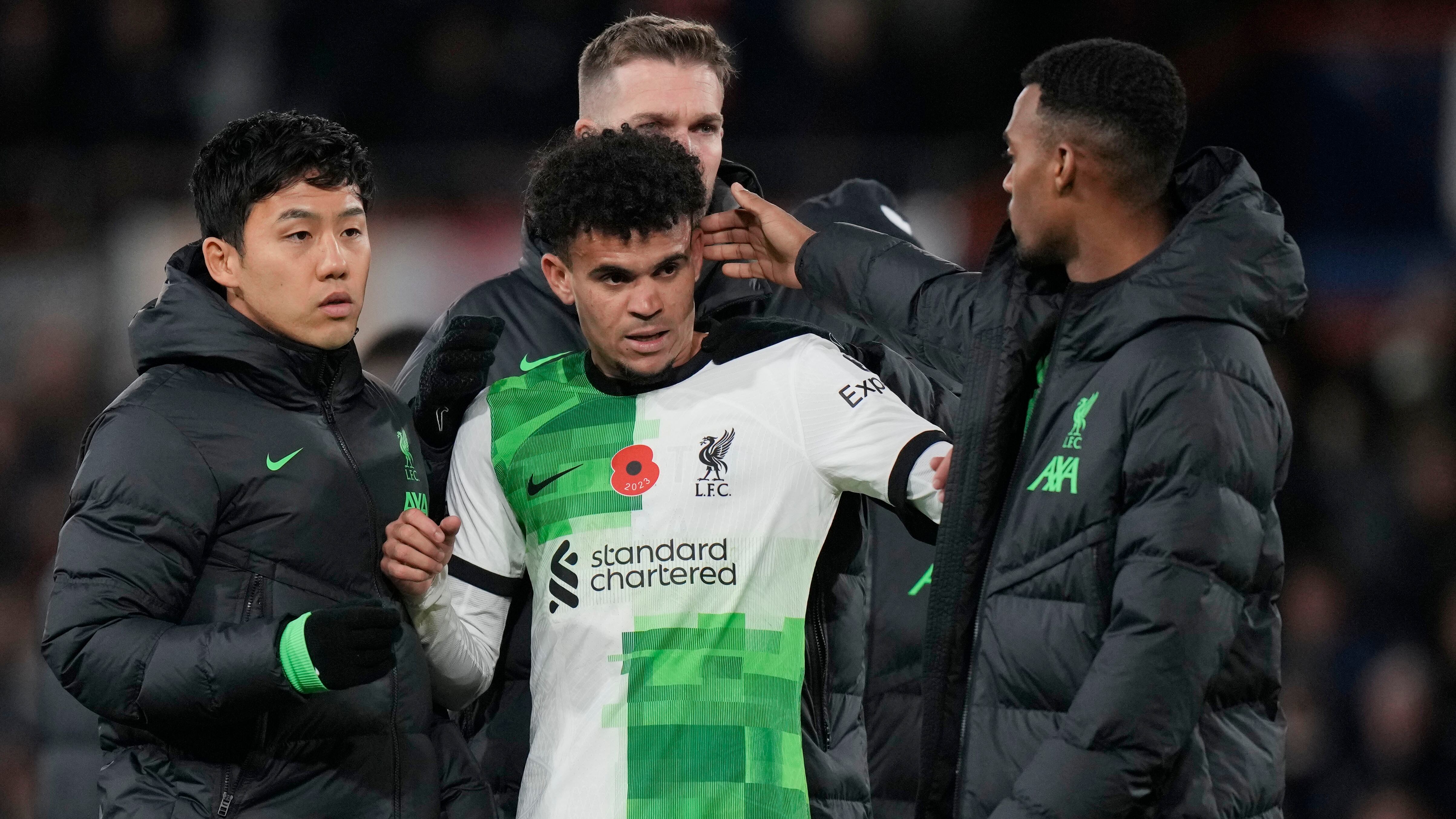 Luis Díaz abrazado con sus compañeros del Liverpool.