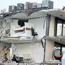 Los escombros cuelgan del condominio Champlain Torres del Sur, después del colapso del edificio de varios pisos el jueves 24 de junio de 2012, en Surfside, Florida. Foto: David Santiago /Miami Herald via AP.