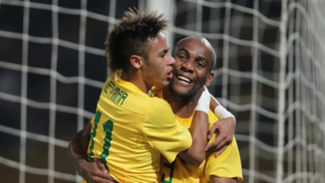 Neymar (izq) y Maicon (der) festejan el cuarto gol de Brasil contra Ecuador.