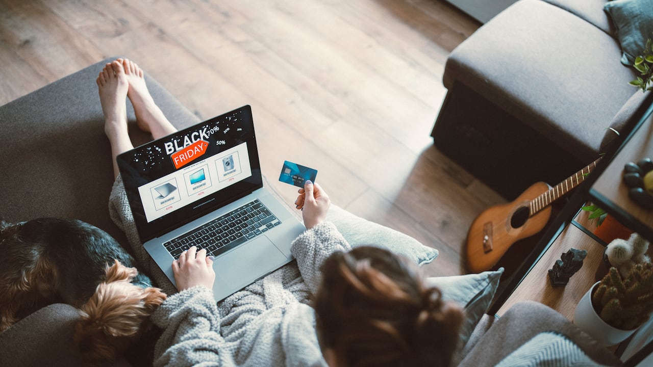 Miles de personas esperan al Black Friday para hacer sus compras en comercios digitales.