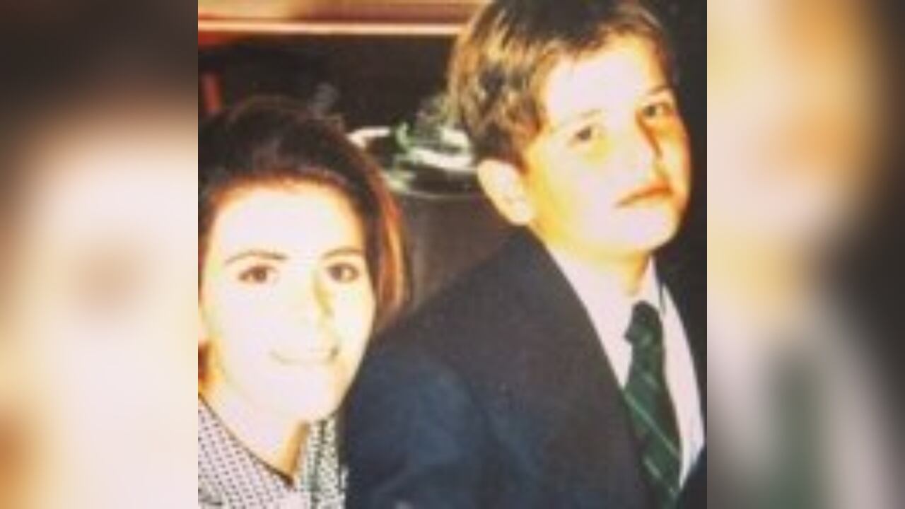 Este es Miguel Uribe y su hermana cuando eran más pequeños.